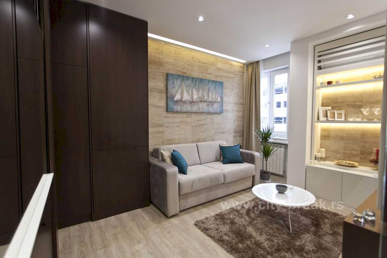 Apartman Obilić (Obilićev venac, Beograd) – dnevna soba sa trosedom, prozorom i ugradnim tamnim garderoberom
