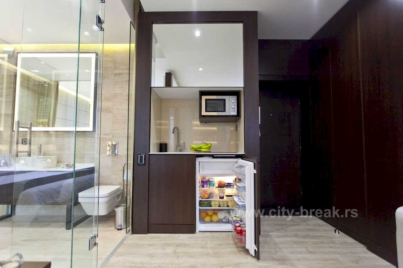 Apartman Obilić (Obilićev venac, Beograd) – mini kuhinja sa mikrotalasnom Bosch i otvorenim ugradnim frižiderom, kupatilo levo