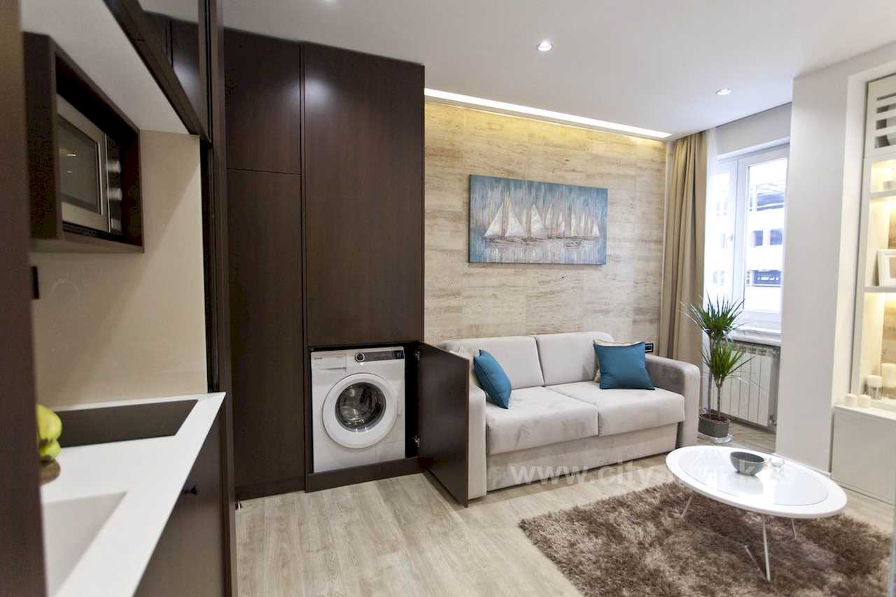 Apartman Obilić (Obilićev venac, Beograd) – trosed i veš mašina sakrivena u ugradnom ormaru kuhinjskog dela