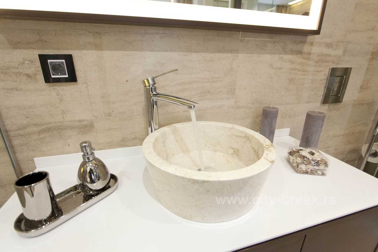 Apartman Obilić (Obilićev venac, Beograd) – detalj kupatila: kameni vessel lavabo sa hromiranom slavinom