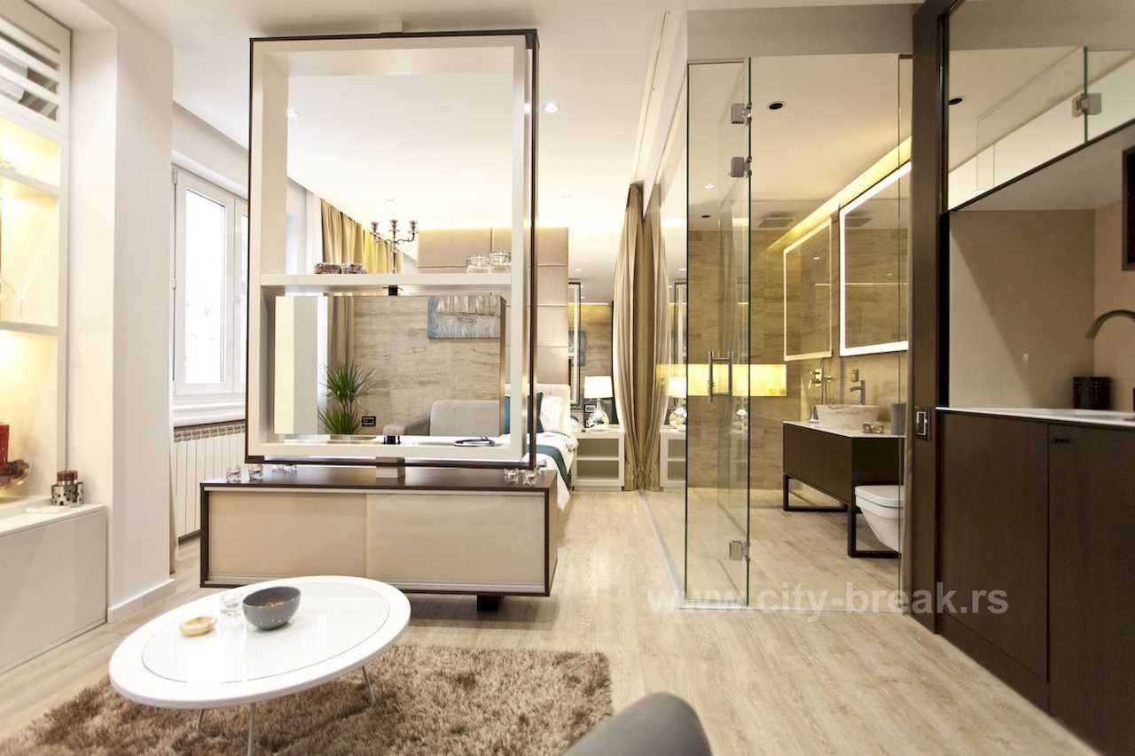 Apartman Obilić (Obilićev venac, Beograd) – panoramski pogled na open-space raspored sa staklenim kupatilom i mini kuhinjom