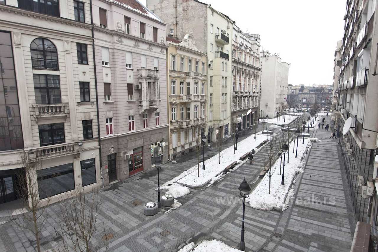 Apartman Obilić (Obilićev venac, Beograd) – pogled kroz prozor na pešačku zonu Obilićevog venca pod snegom