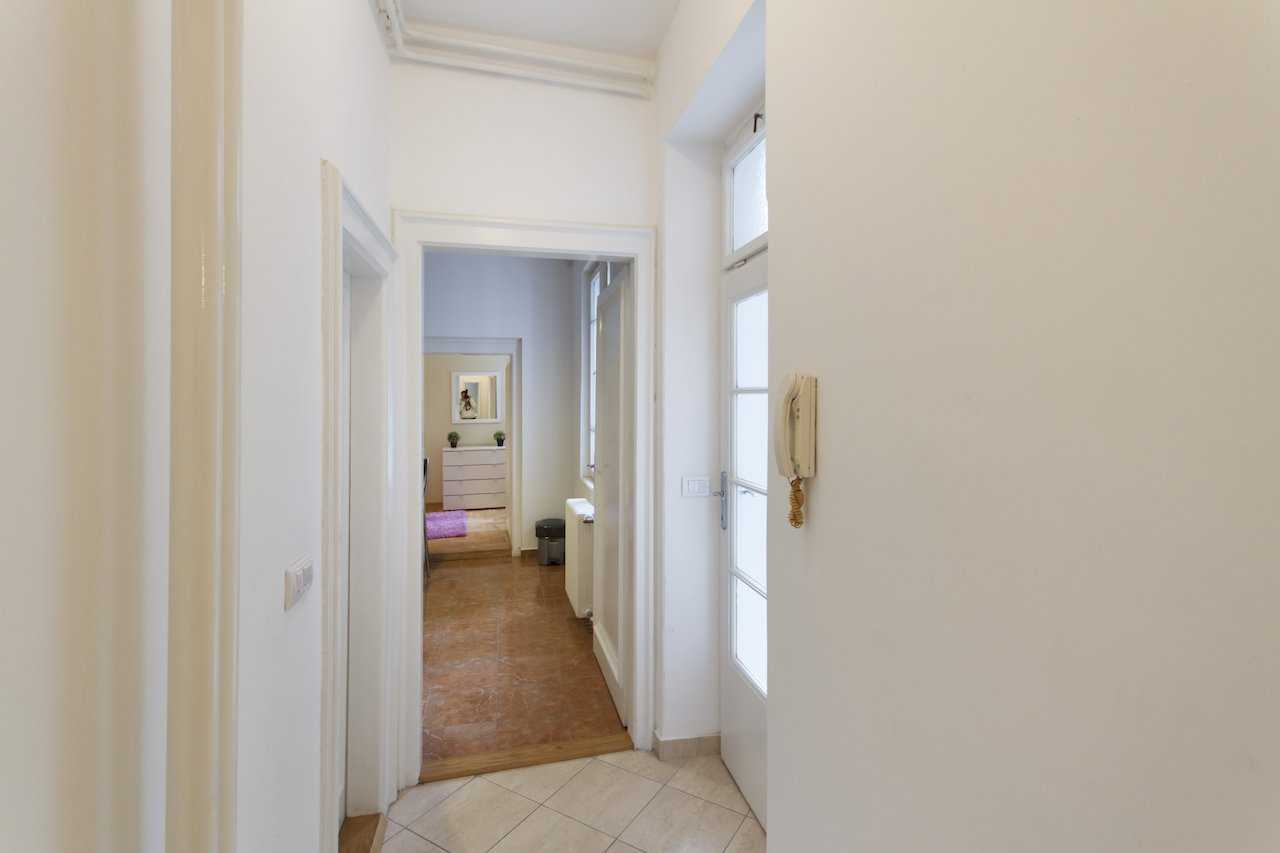 Apartment Parlament 2 (Vlajkovićeva Street, Belgrade) – entrance hallway with tiled floor and view into the apartment