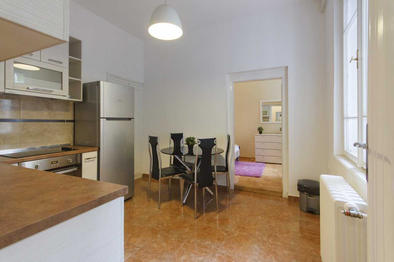 Apartment Parlament 2 (Vlajkovićeva Street, Belgrade) – kitchen with dining table and view toward the living area