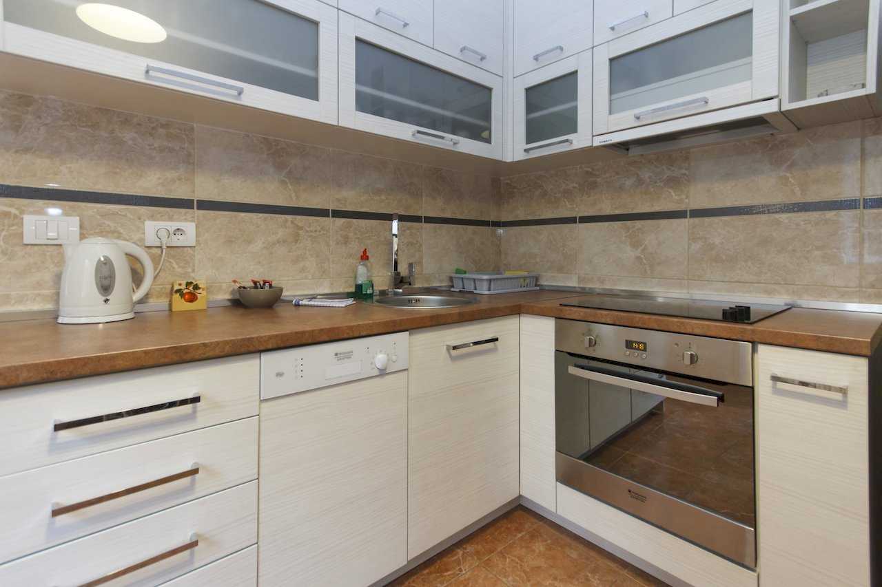 Apartment Parlament 2 (Vlajkovićeva Street, Belgrade) – kitchen corner with white units, built-in oven and sink