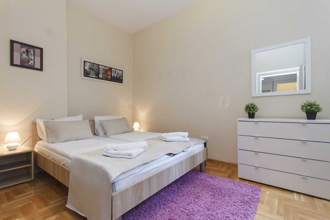 Apartment Parlament 2 (Vlajkovićeva Street, Belgrade) – bedroom with two single beds joined, white dresser and purple rug