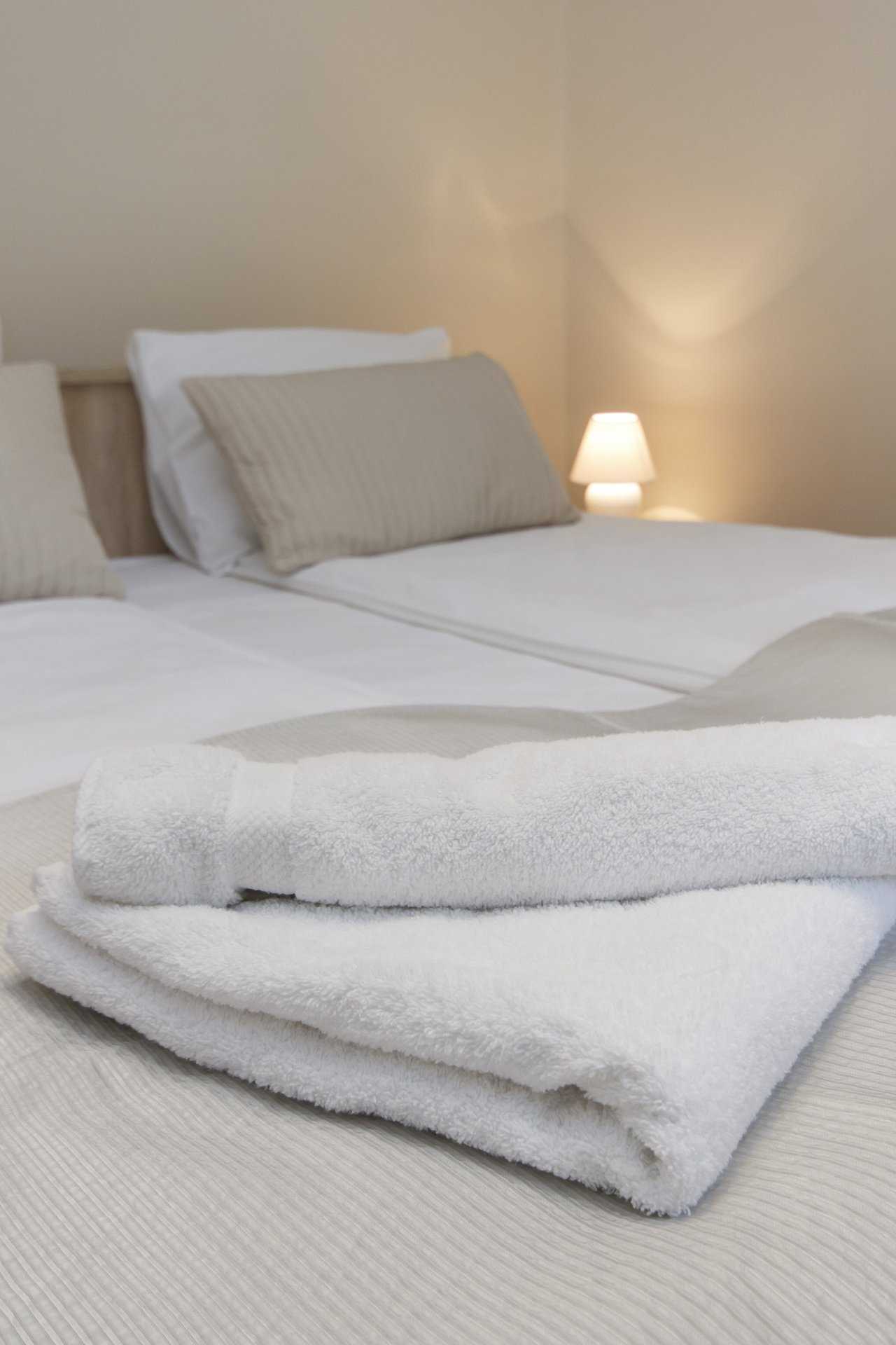 Apartment Parlament 2 (Vlajkovićeva Street, Belgrade) – bedroom detail with fresh white towels on the made bed