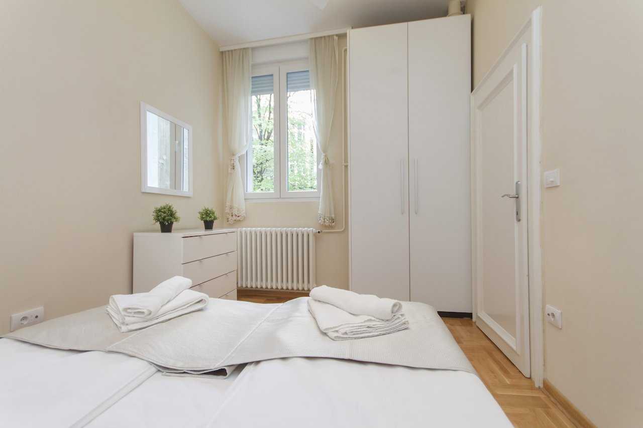 Apartment Parlament 2 (Vlajkovićeva Street, Belgrade) – bedroom with double bed, white wardrobe and window