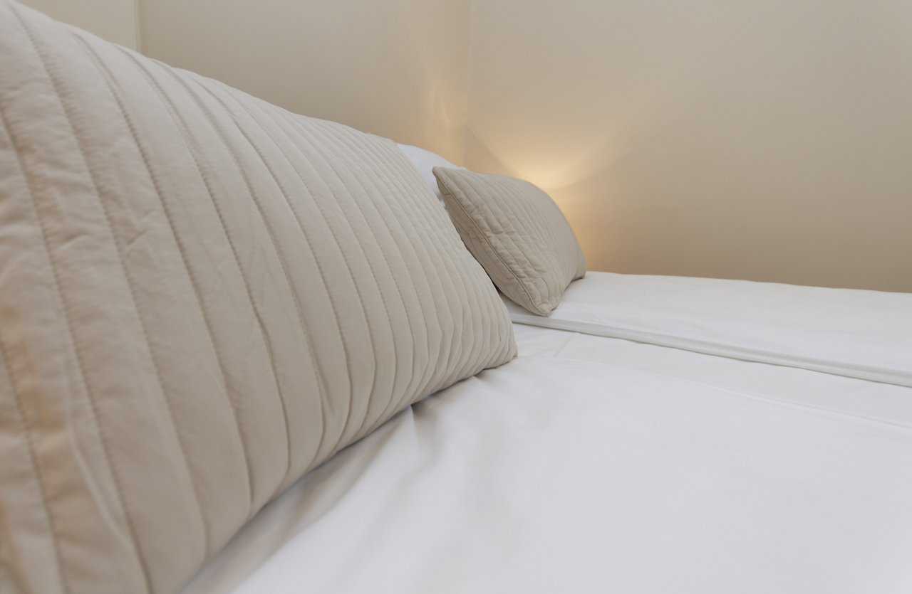 Apartment Parlament 2 (Vlajkovićeva Street, Belgrade) – close-up of pillows and white linens on the bed