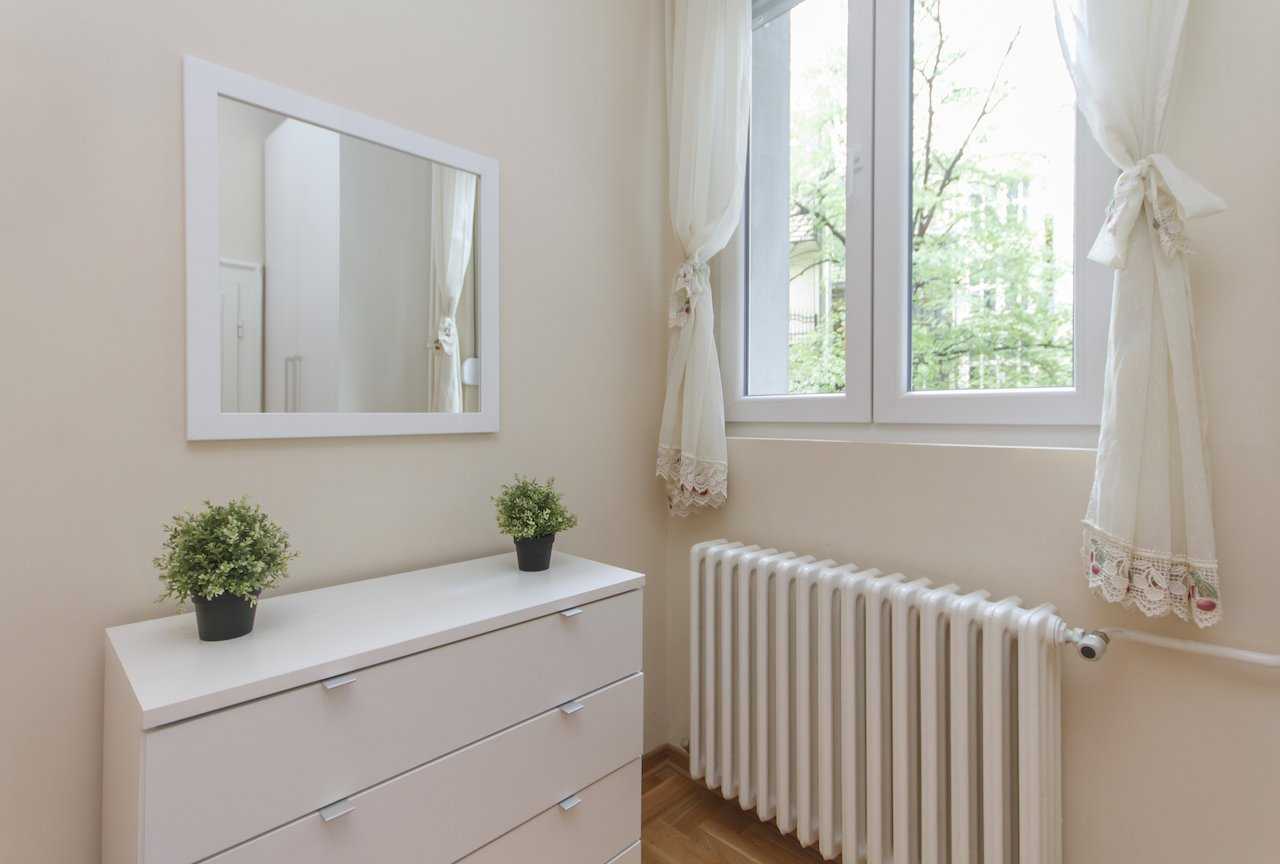Apartment Parlament 2 (Vlajkovićeva Street, Belgrade) – corner with white chest of drawers, mirror and window to greenery