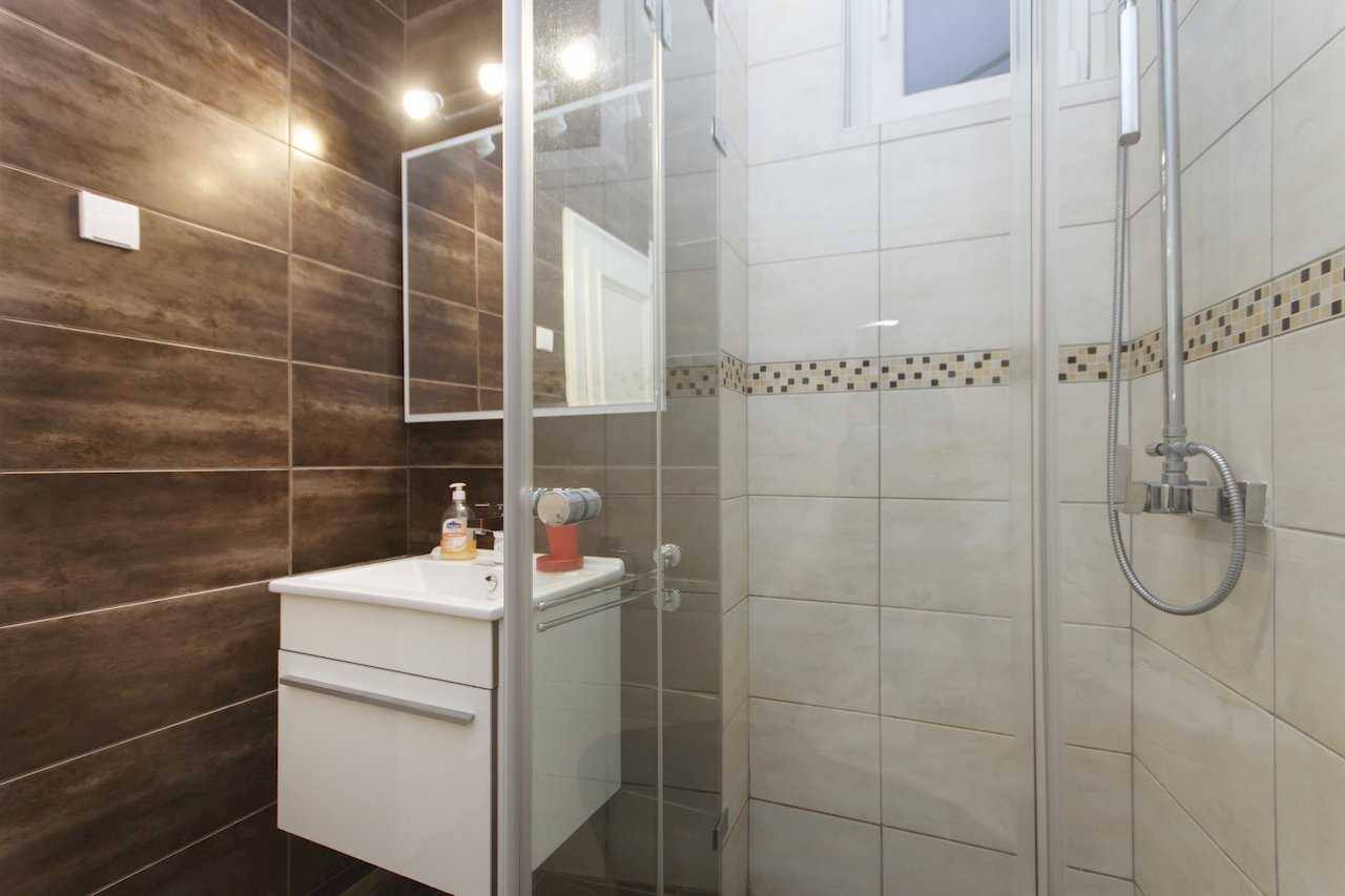 Apartment Parlament 2 (Vlajkovićeva Street, Belgrade) – bathroom with glass shower enclosure and wall-mounted vanity