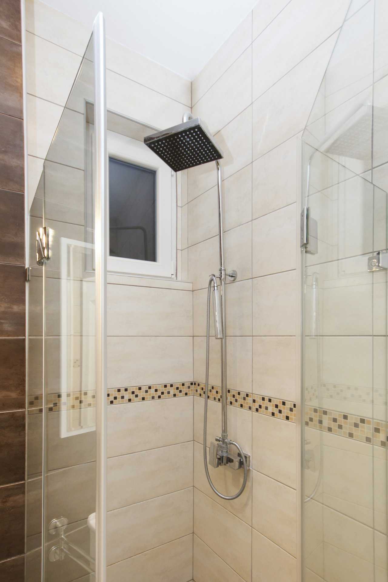 Apartment Parlament 2 (Vlajkovićeva Street, Belgrade) – shower cabin with rain shower head and mosaic border