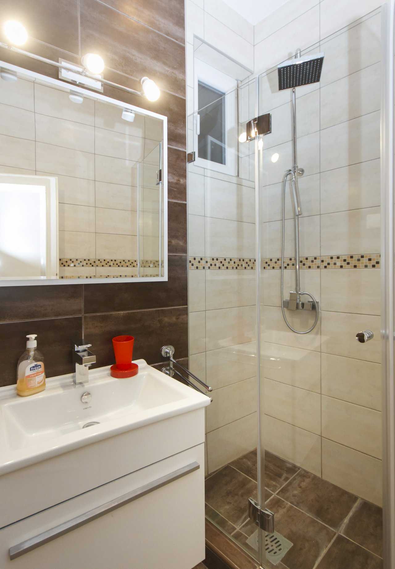 Apartment Parlament 2 (Vlajkovićeva Street, Belgrade) – bathroom with vanity mirror and glass shower stall
