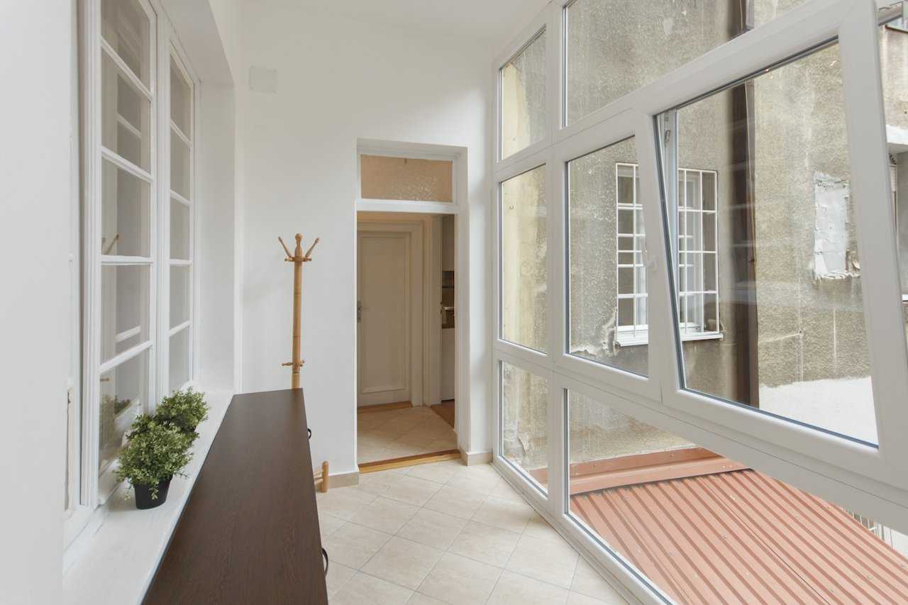 Apartment Parlament 2 (Vlajkovićeva Street, Belgrade) – enclosed balcony with large windows and courtyard view