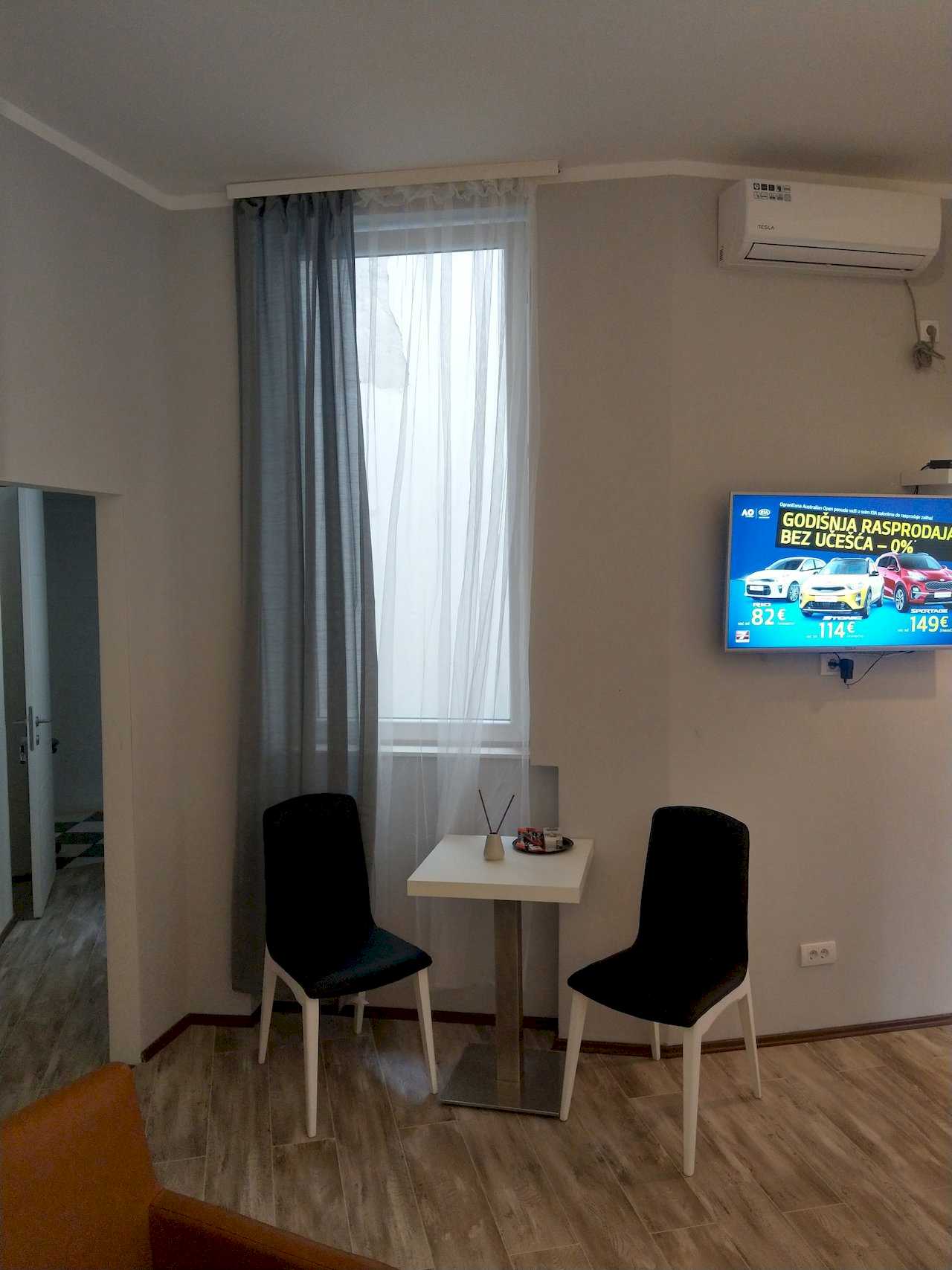 Apartment Pobednik (Hilandarska Street, Belgrade) – dining area with TV and air conditioning