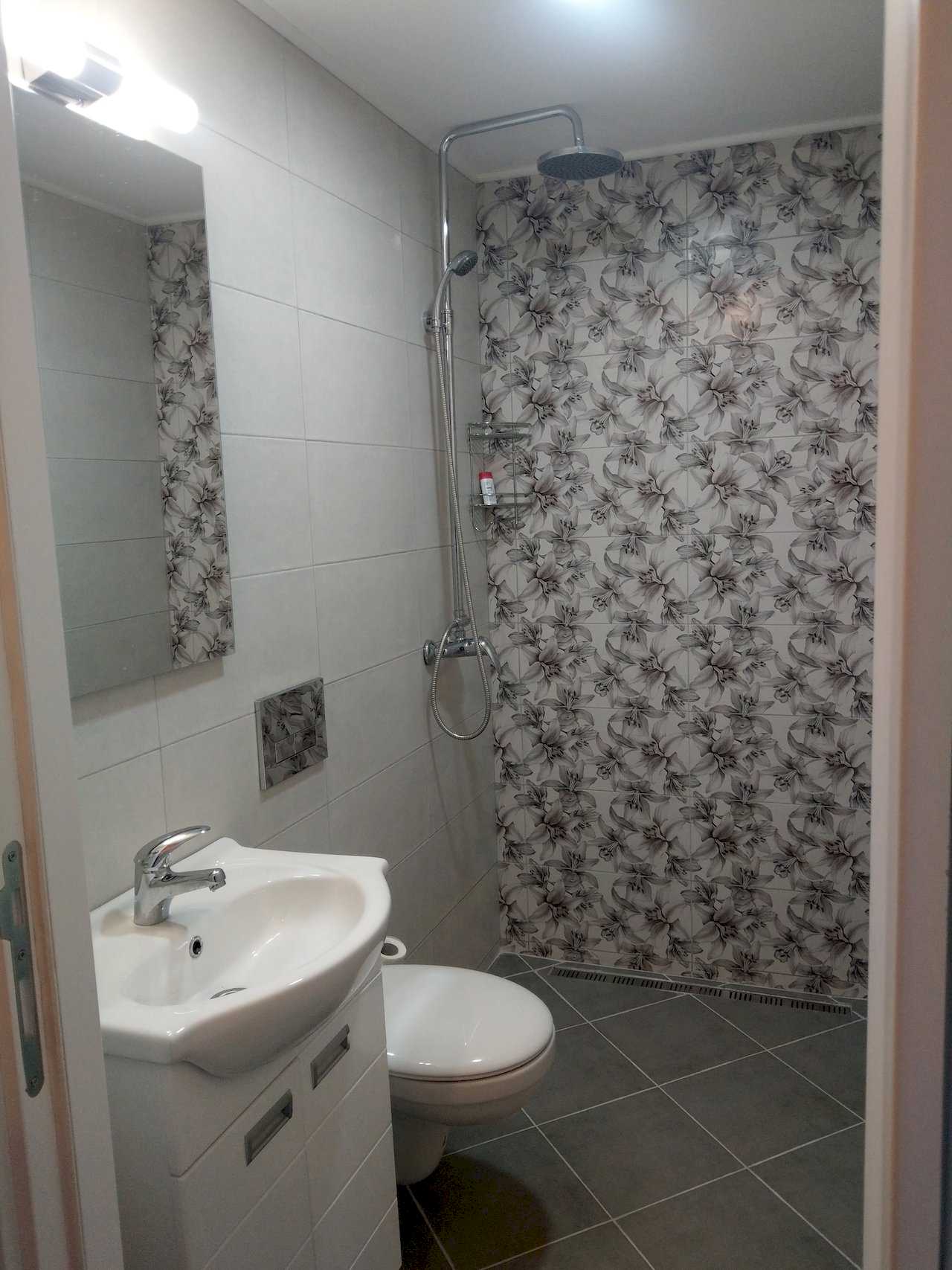 Apartment Pobednik (Hilandarska Street, Belgrade) – bathroom with walk-in shower and sink