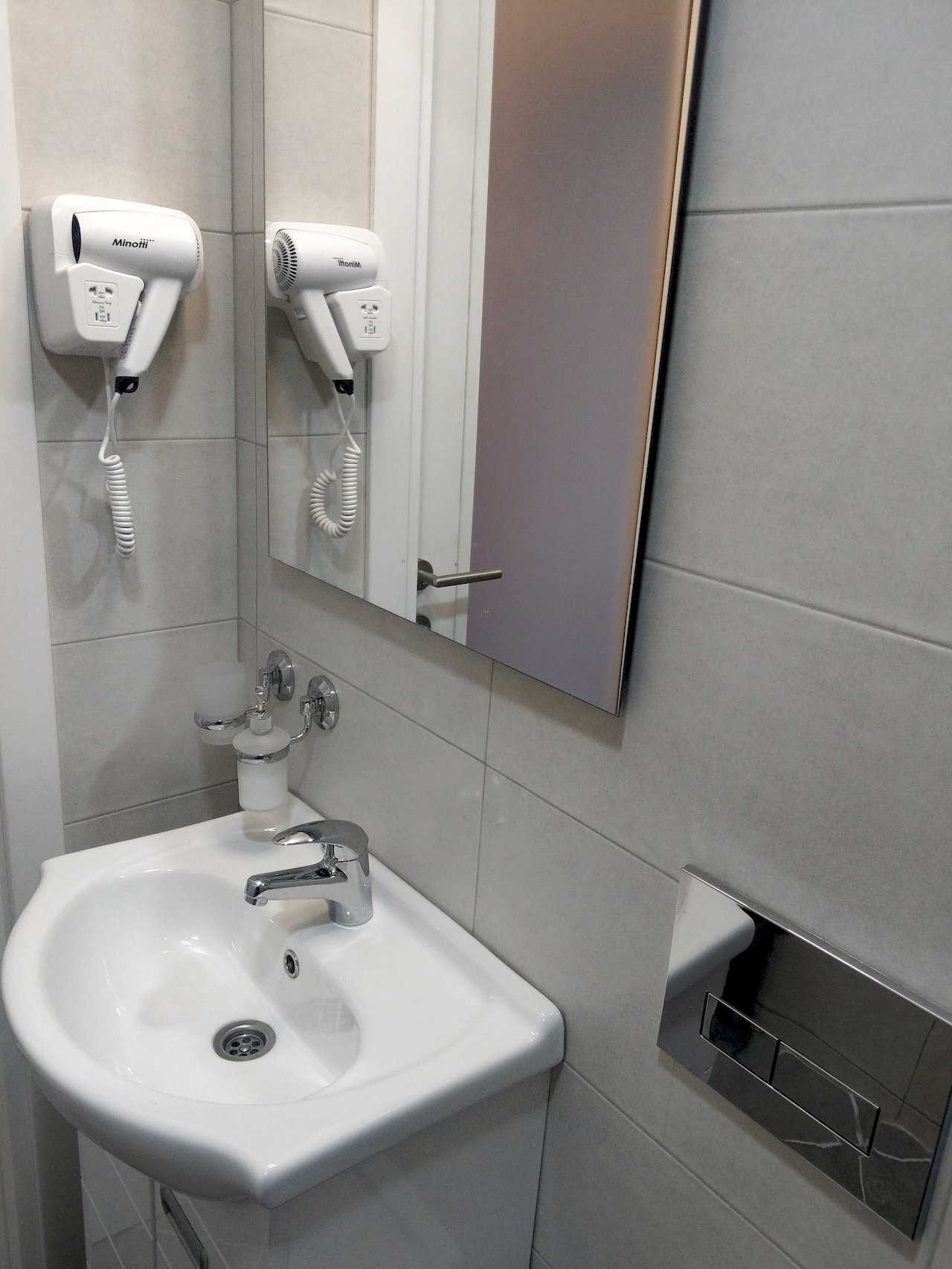 Apartment Pobednik (Hilandarska Street, Belgrade) – bathroom detail: sink and mirror