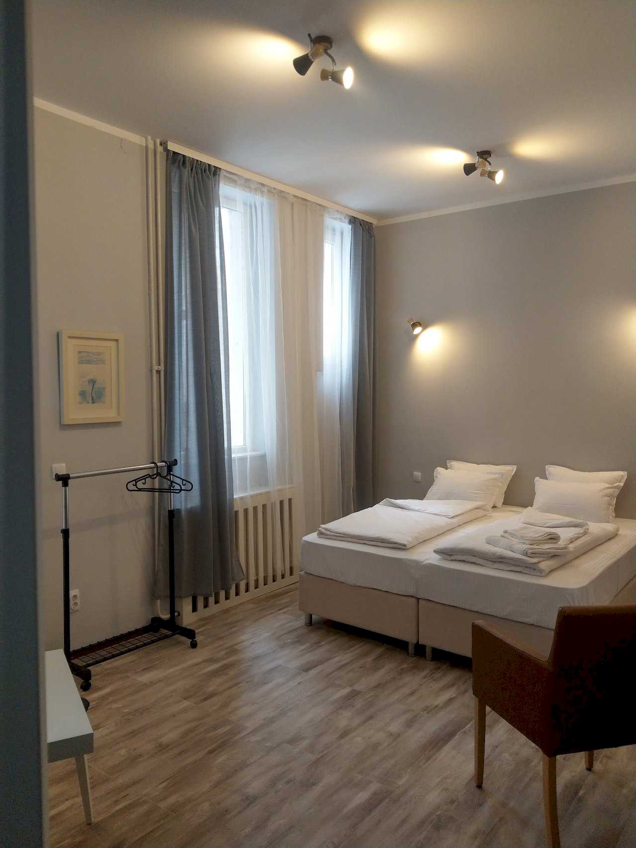 Apartment Pobednik (Hilandarska Street, Belgrade) – bedroom with double bed and window
