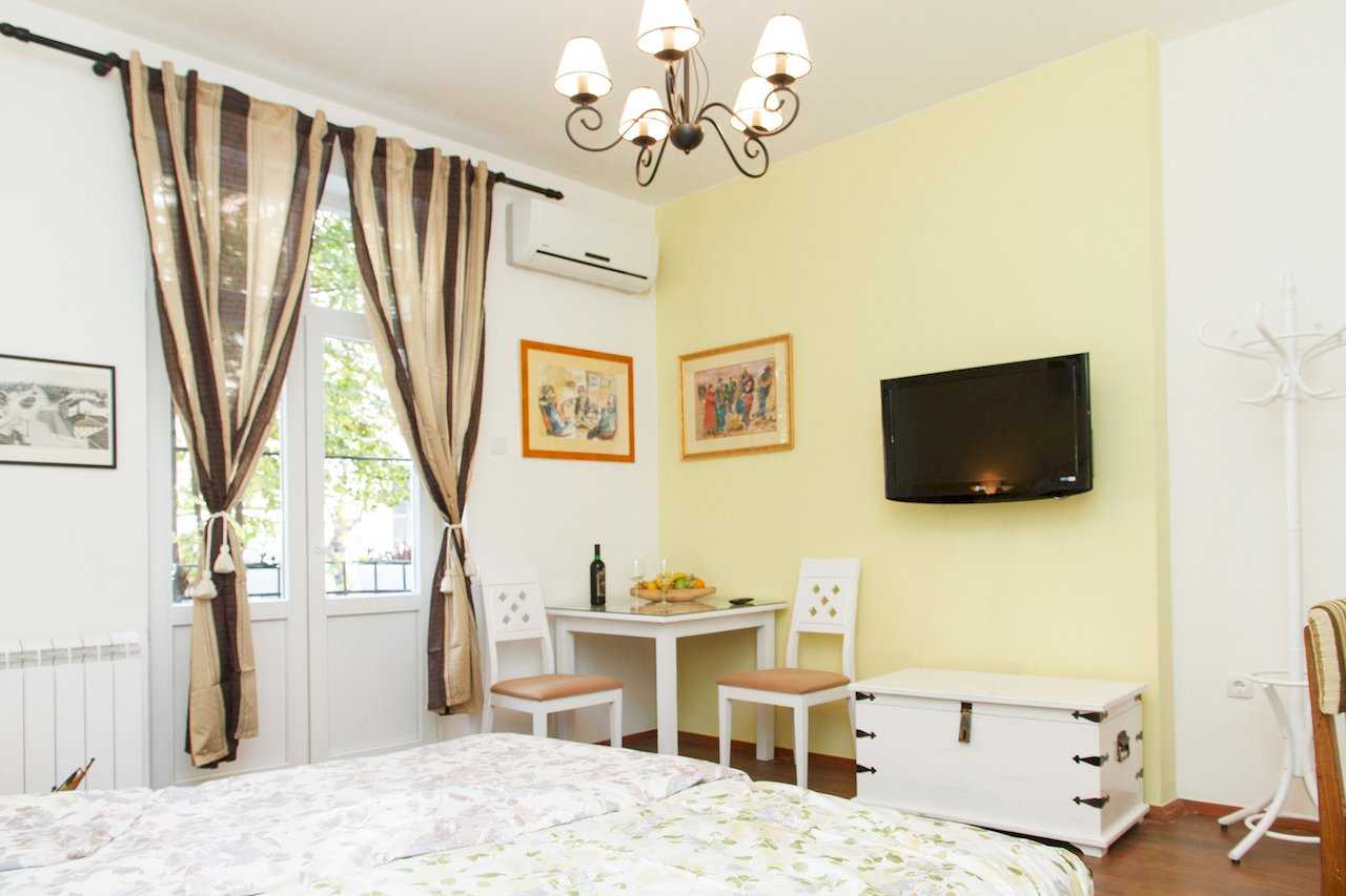 Apartman Sweet (Beograd, centar) – studio prostor sa krevetom, trpezarijskim stolom, TV-om i izlazom na terasu