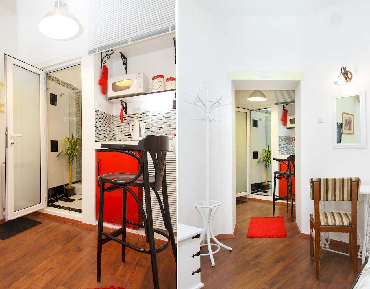Apartman Sweet (Beograd, centar) – čajna kuhinja sa crvenim frižiderom i ulaz u kupatilo (dve fotografije)