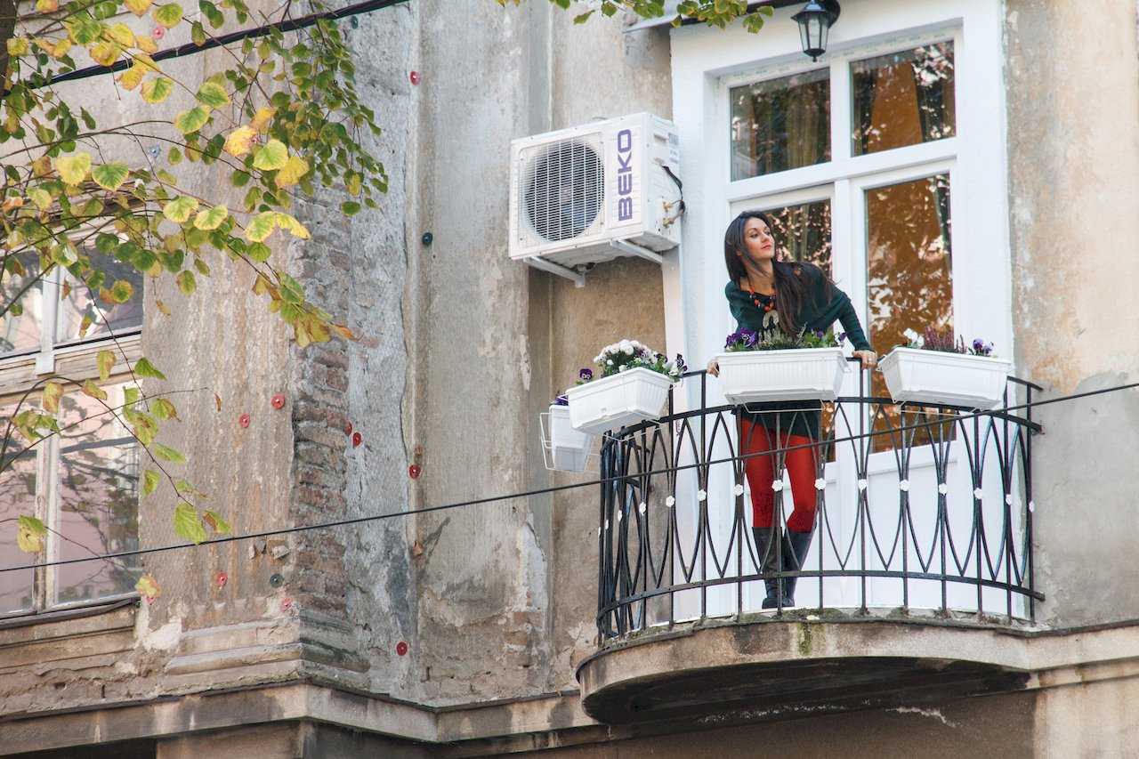Apartman Sweet (Beograd, centar) – polukružni balkon sa kovanim ogradom, žardinjerama sa cvećem i fasadom zgrade