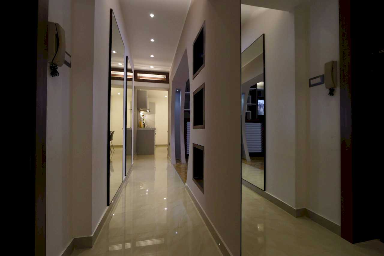Apartment Taš 2 (King Alexander Boulevard, Tašmajdan, Belgrade) – hallway with mirrored wall, decorative niches and view toward the kitchen