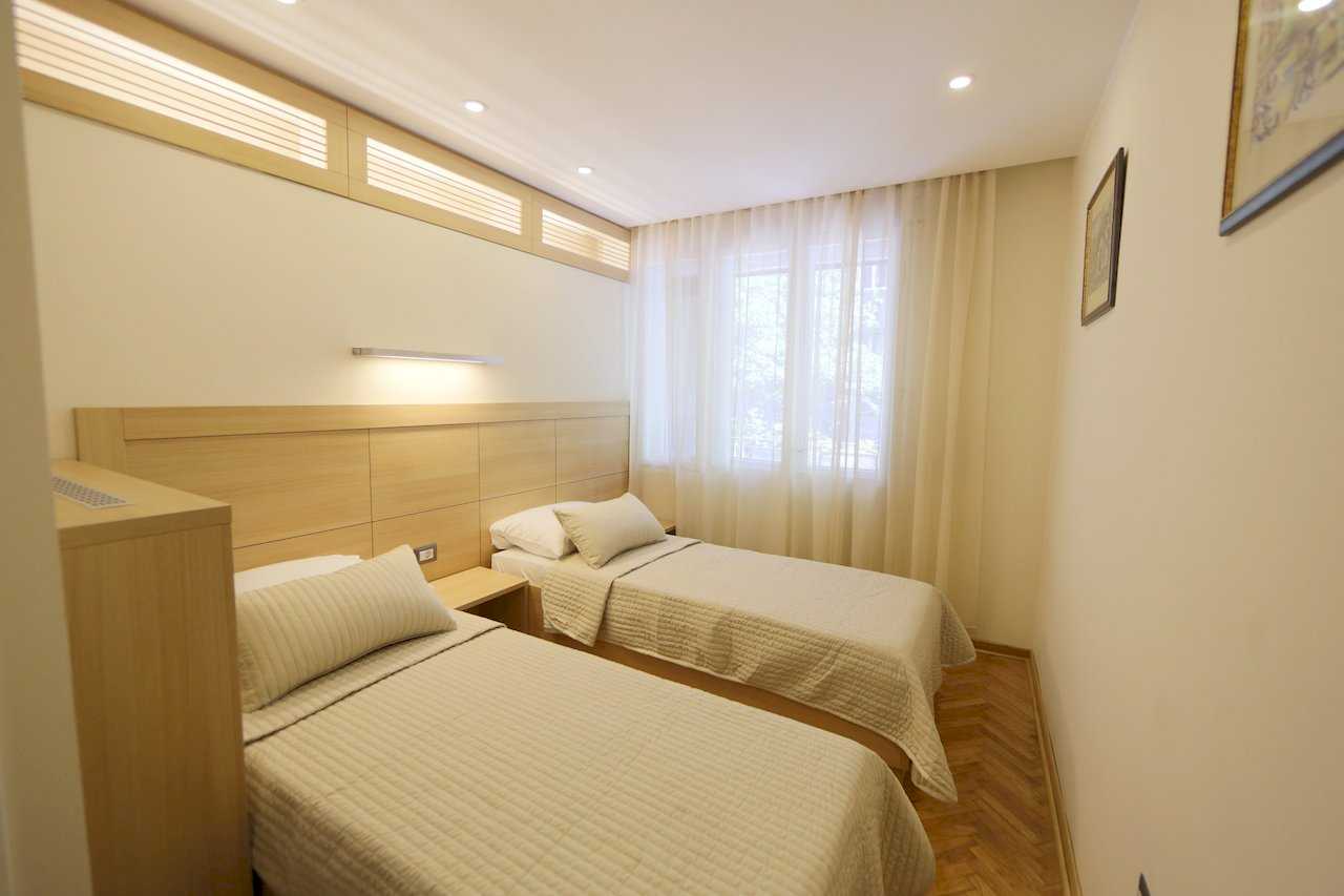 Apartment Taš 2 (King Alexander Boulevard, Tašmajdan, Belgrade) – bedroom with two single beds, shared wooden headboard and window