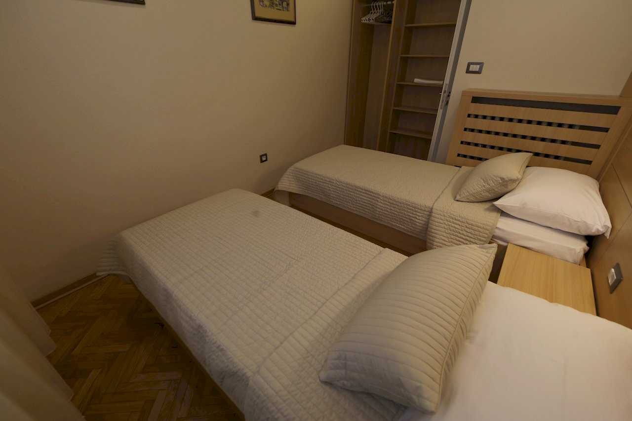 Apartment Taš 2 (King Alexander Boulevard, Tašmajdan, Belgrade) – bedroom with two single beds and built-in wooden wardrobe