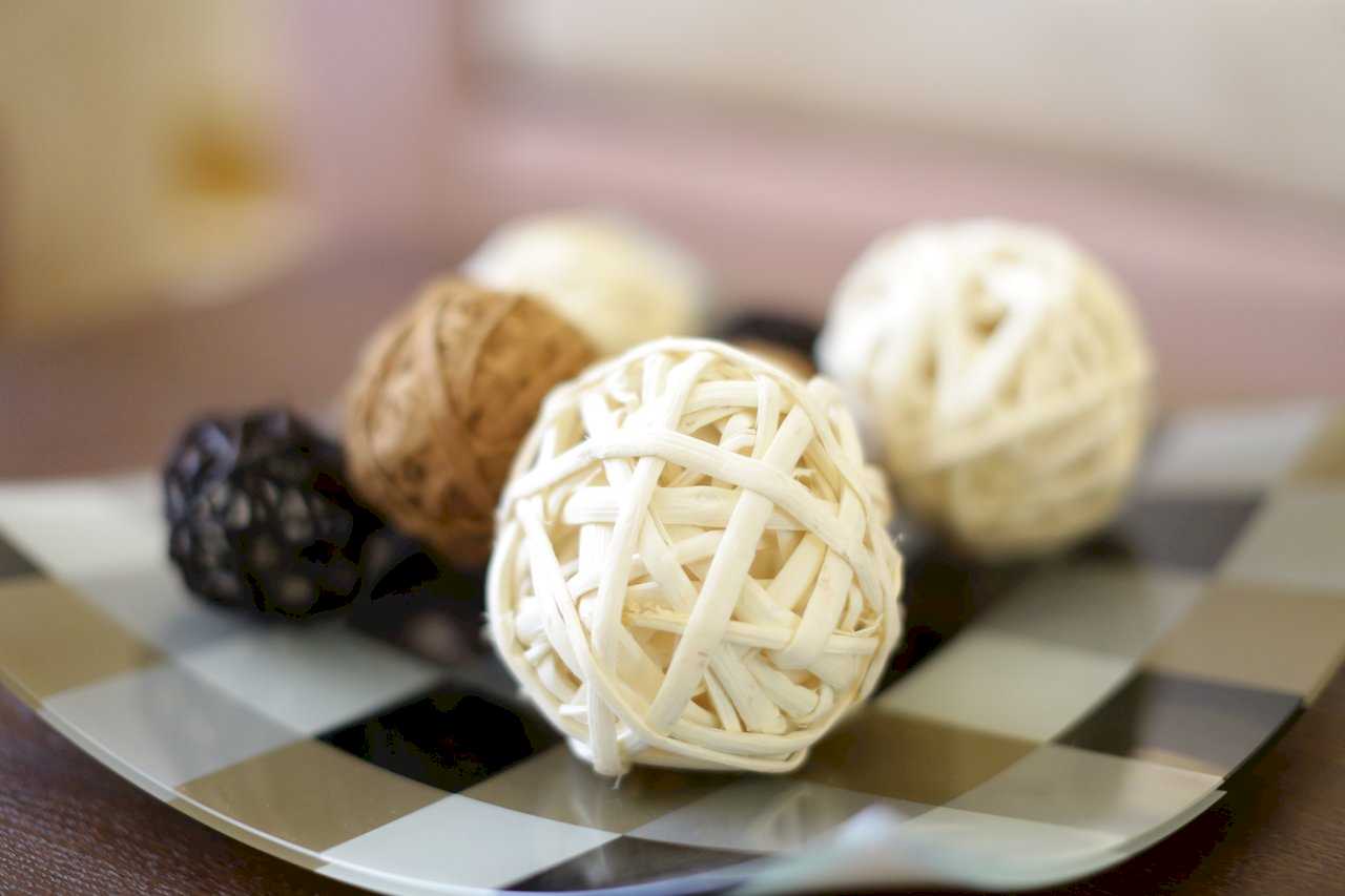 Apartment Taš 2 (King Alexander Boulevard, Tašmajdan, Belgrade) – decorative detail: woven balls on a glass tray on the coffee table