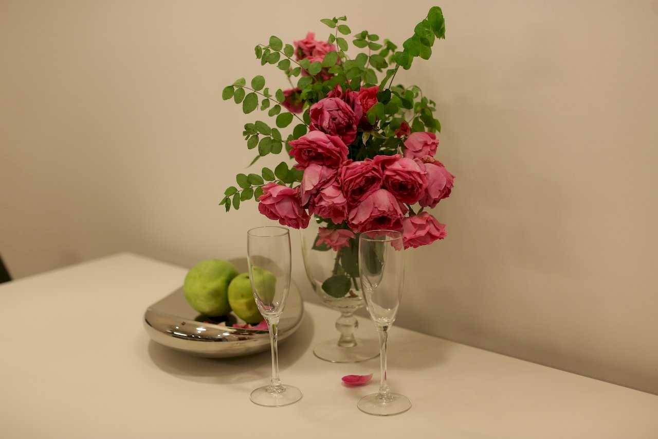 Apartment Taš 2 (King Alexander Boulevard, Tašmajdan, Belgrade) – dining table with pink roses, champagne flutes and silver bowl with apples