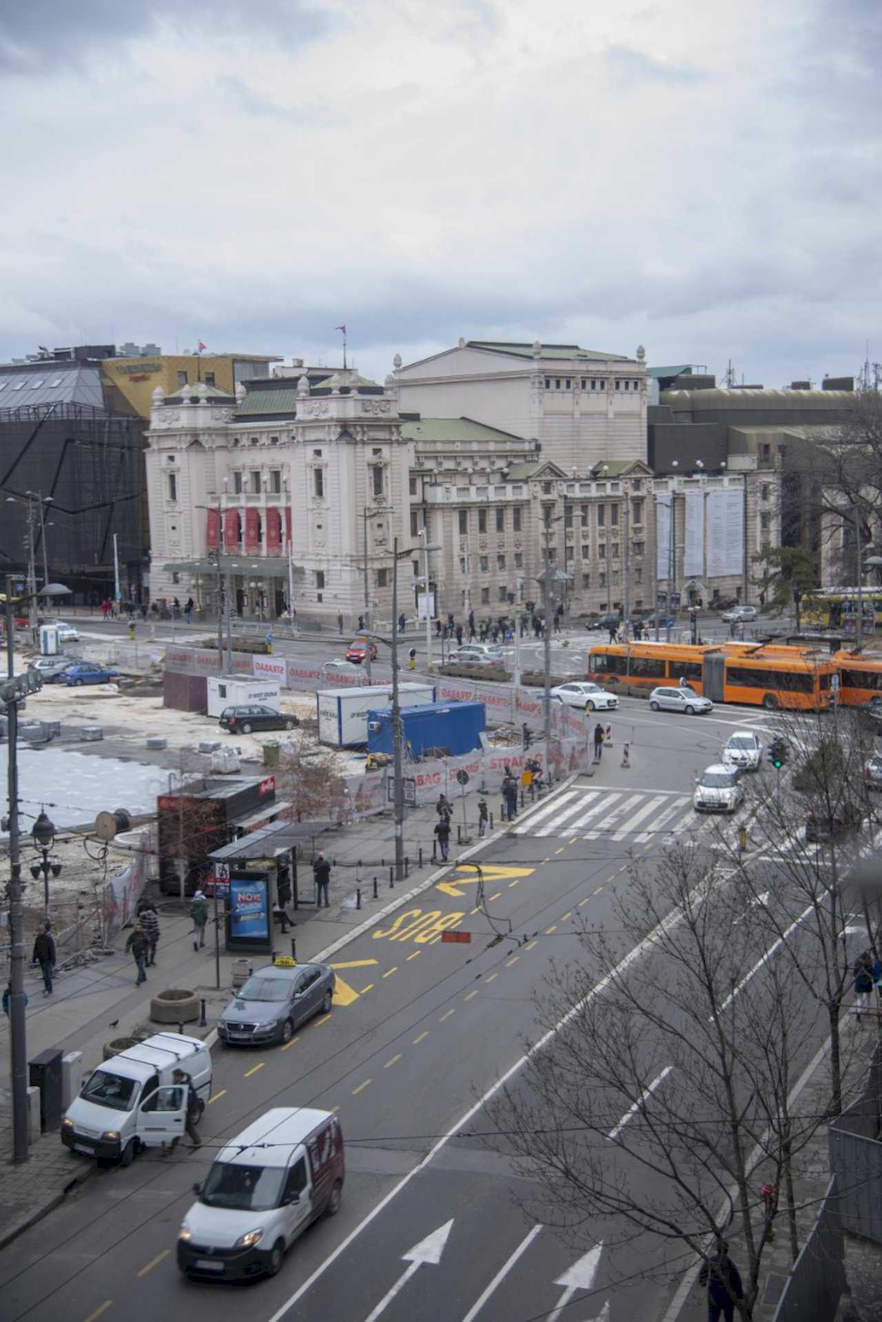 Četvorosobni stan Trg 4 (Kolarčeva, Beograd) – pogled sa prozora na Trg republike i zgradu Narodnog pozorišta