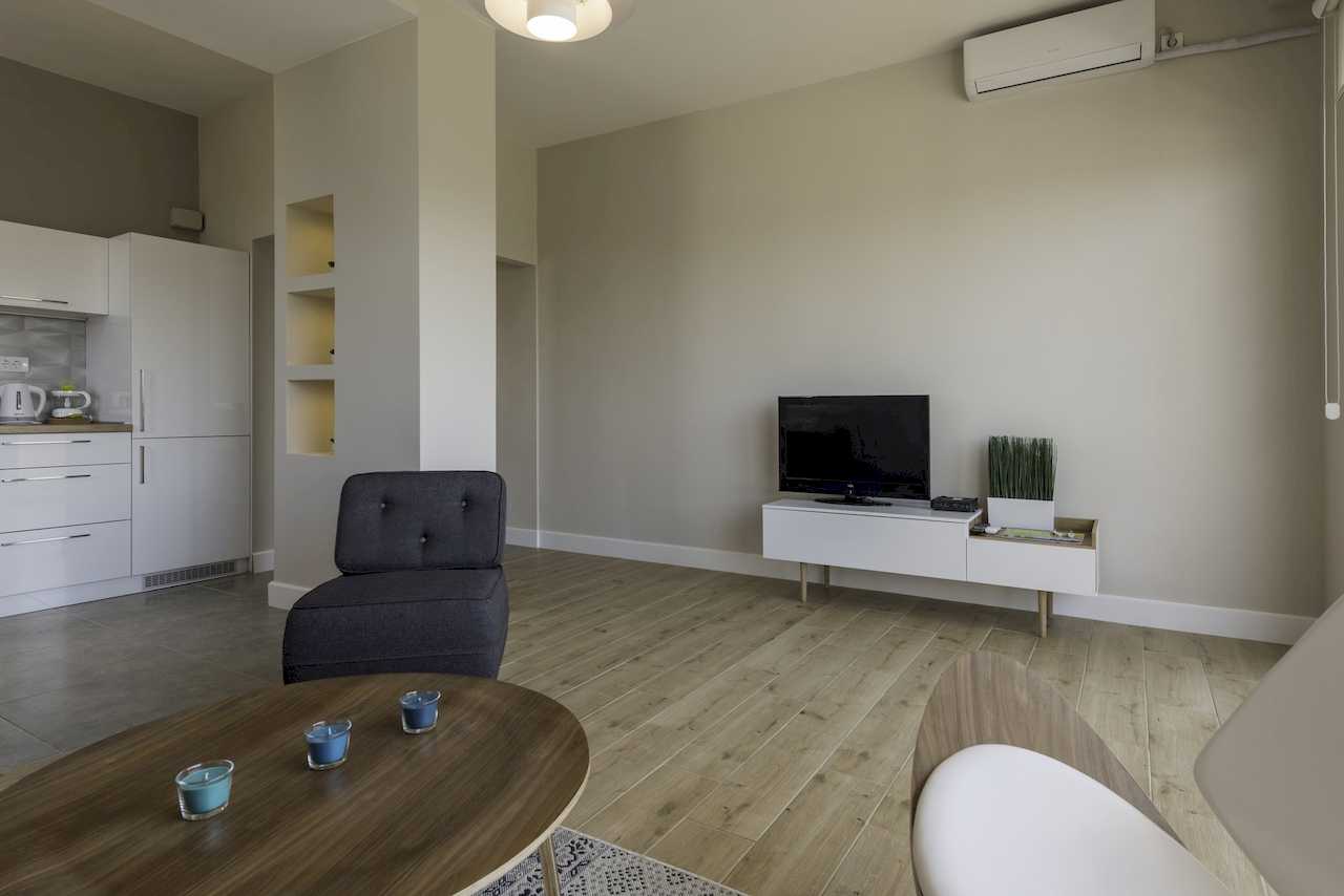 Living room with TV console and air conditioning – Apartment Urban Zen – City Break Apartments