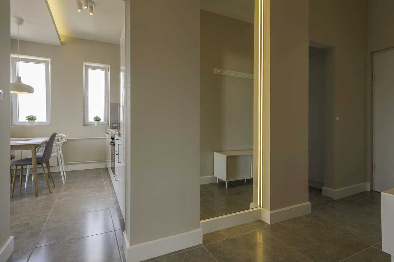 Entrance hallway with accent lighting and view toward the dining area – Apartment Urban Zen – City Break Apartments