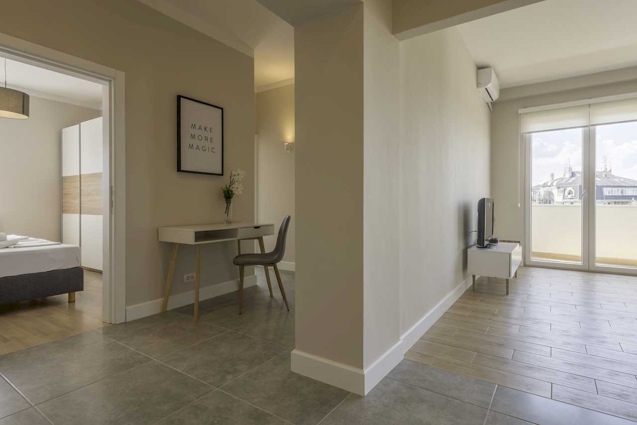 Hallway workspace corner and view toward the terrace – Apartment Urban Zen – City Break Apartments