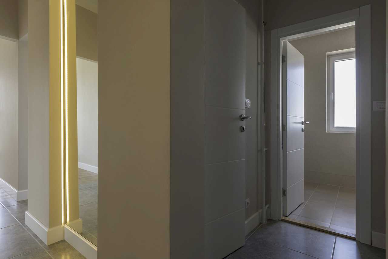 Hallway with window and entrance door – Apartment Urban Zen – City Break Apartments