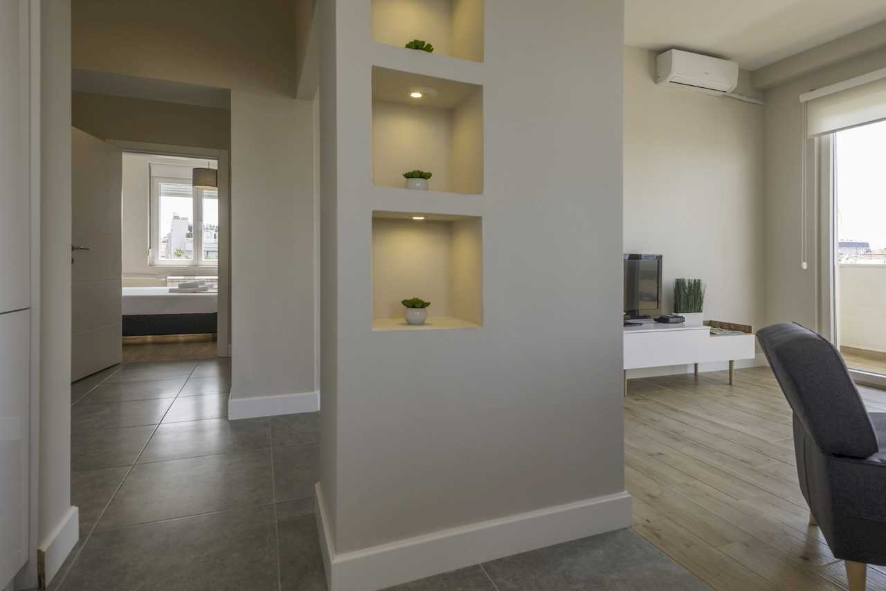 Decorative wall niches with lighting between hallway and living area – Apartment Urban Zen – City Break Apartments