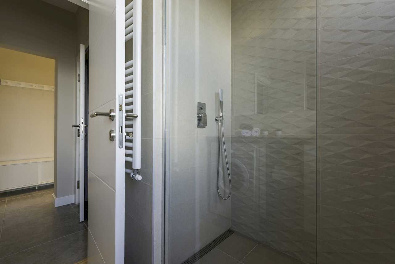 Glass shower area with handheld shower – Apartment Urban Zen – City Break Apartments