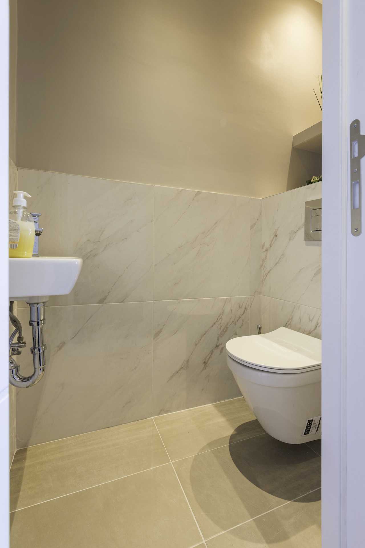 Small WC with wall-hung toilet and compact sink – Apartment Urban Zen – City Break Apartments