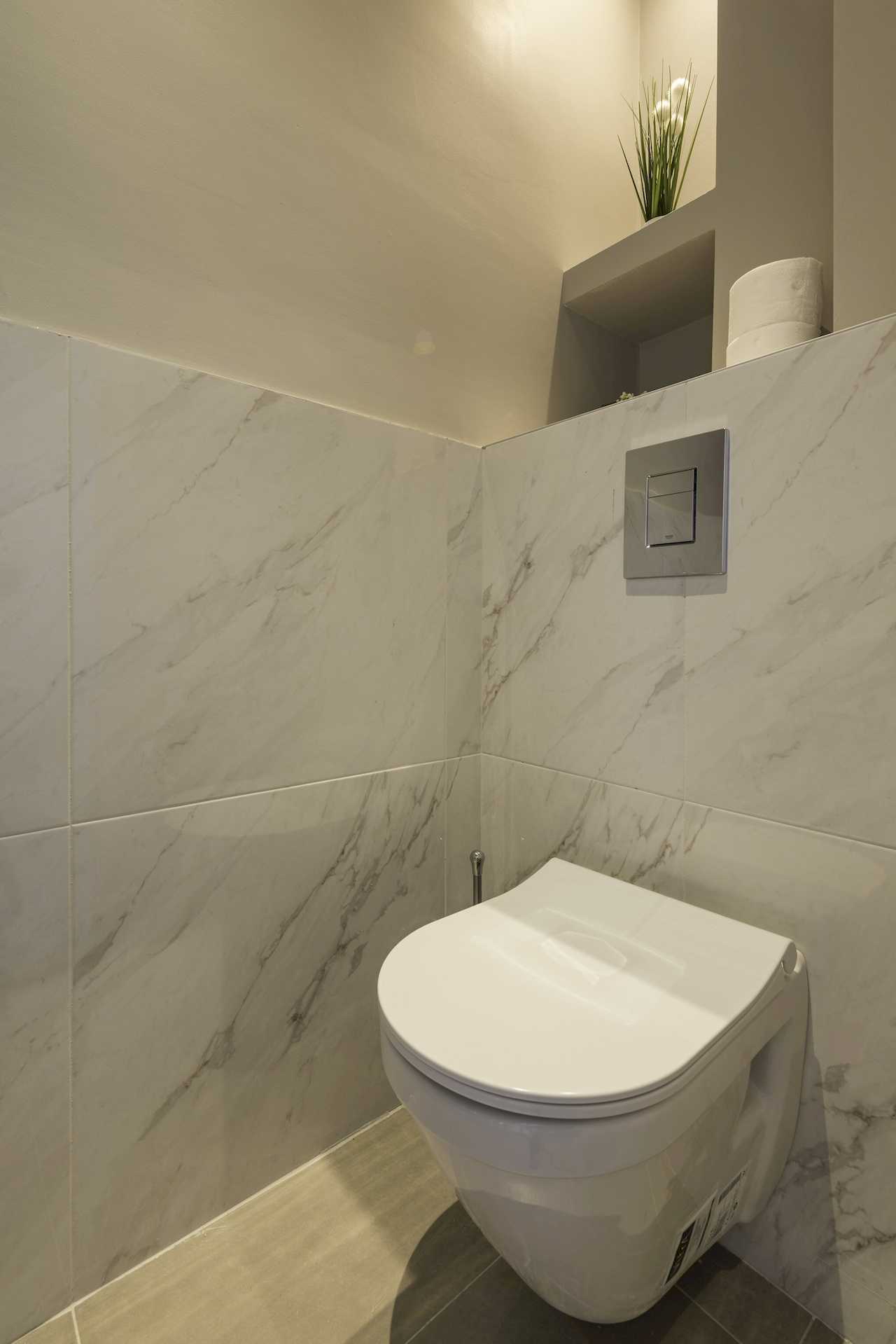 Modern WC detail with wall-hung toilet – Apartment Urban Zen – City Break Apartments
