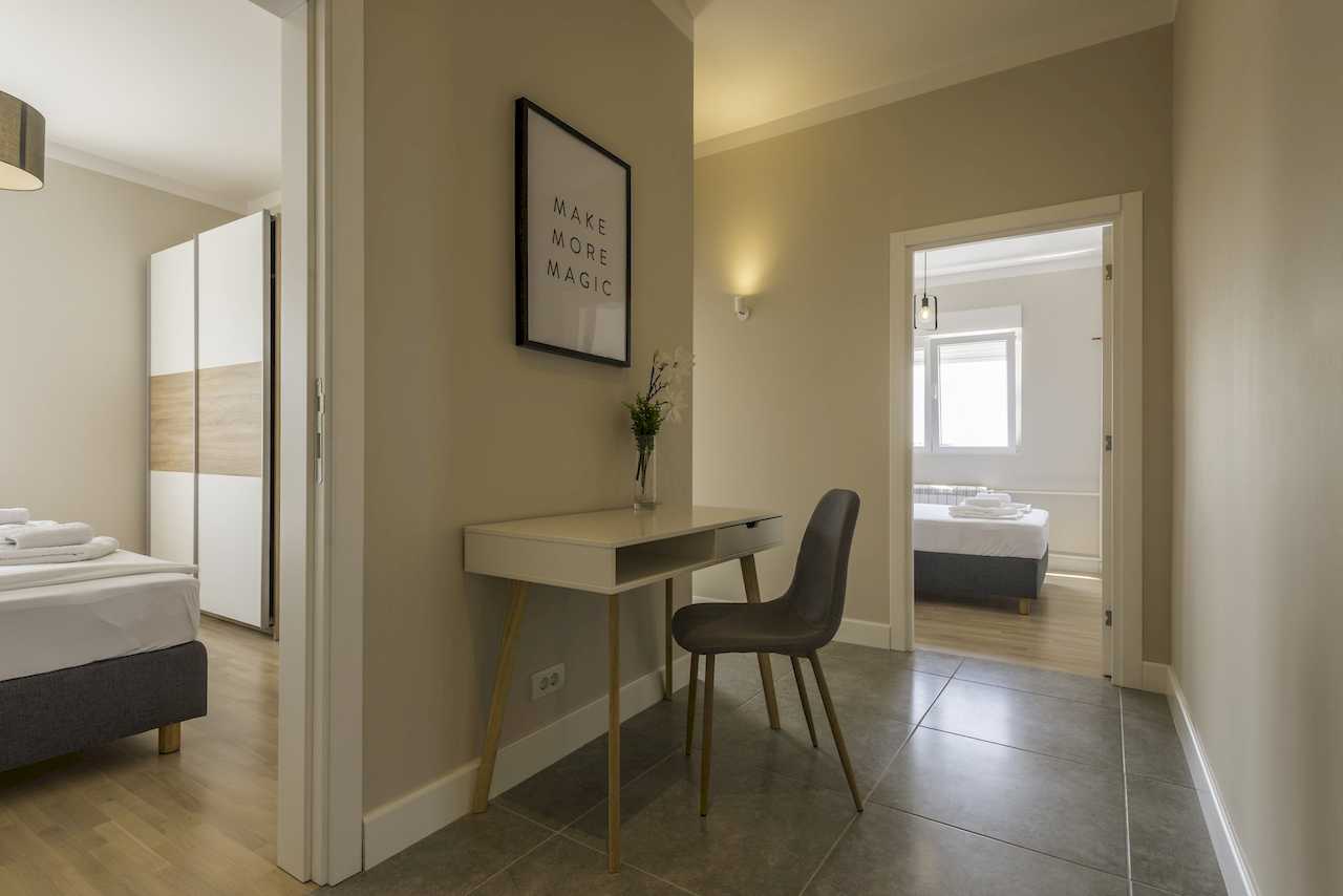 Hallway with desk and access to bedrooms – Apartment Urban Zen – City Break Apartments