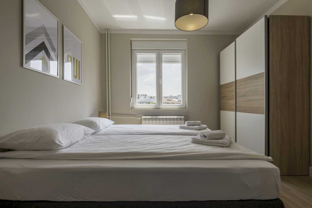 Bedroom with double bed and large wardrobe – Apartment Urban Zen – City Break Apartments
