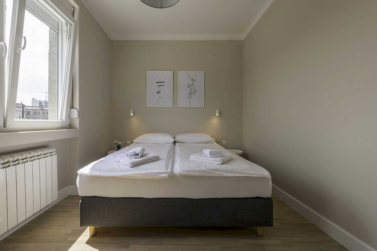 Cozy bedroom with double bed – Apartment Urban Zen – City Break Apartments
