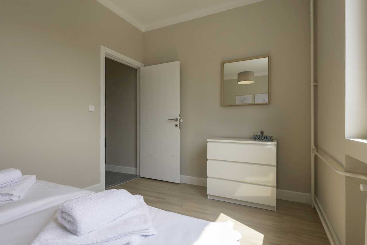 Bedroom dresser and mirror detail – Apartment Urban Zen – City Break Apartments