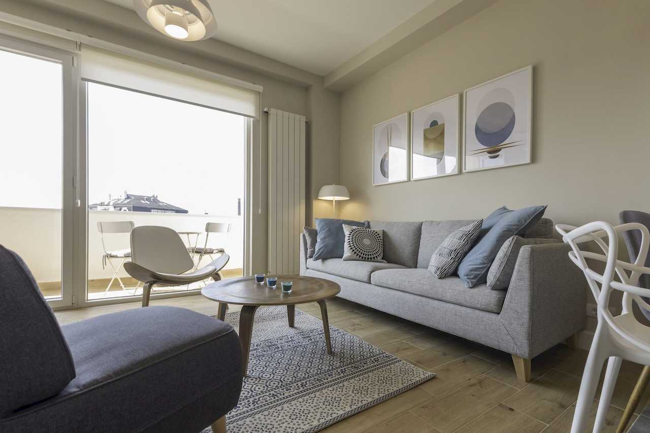 Living room with sofa and sliding doors to the terrace – Apartment Urban Zen – City Break Apartments
