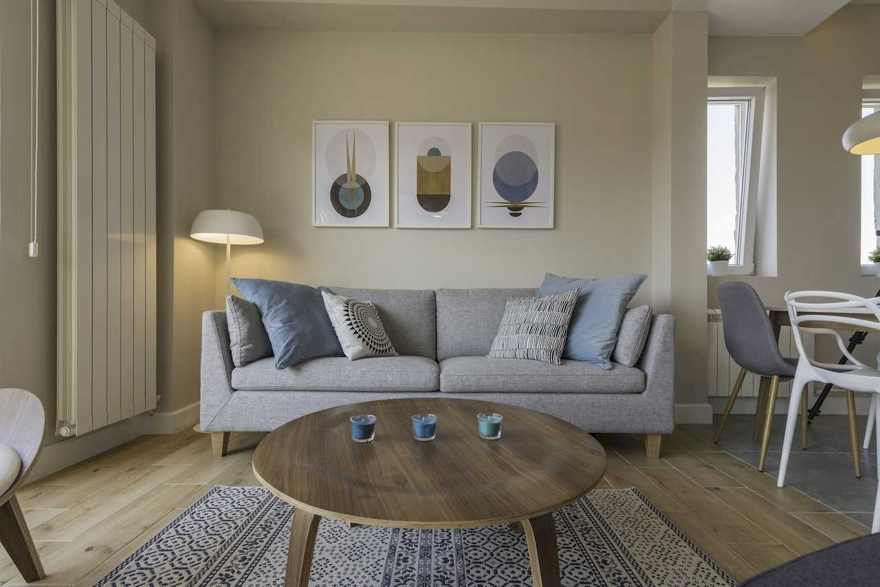 Living room with sofa, coffee table and wall art – Apartment Urban Zen – City Break Apartments