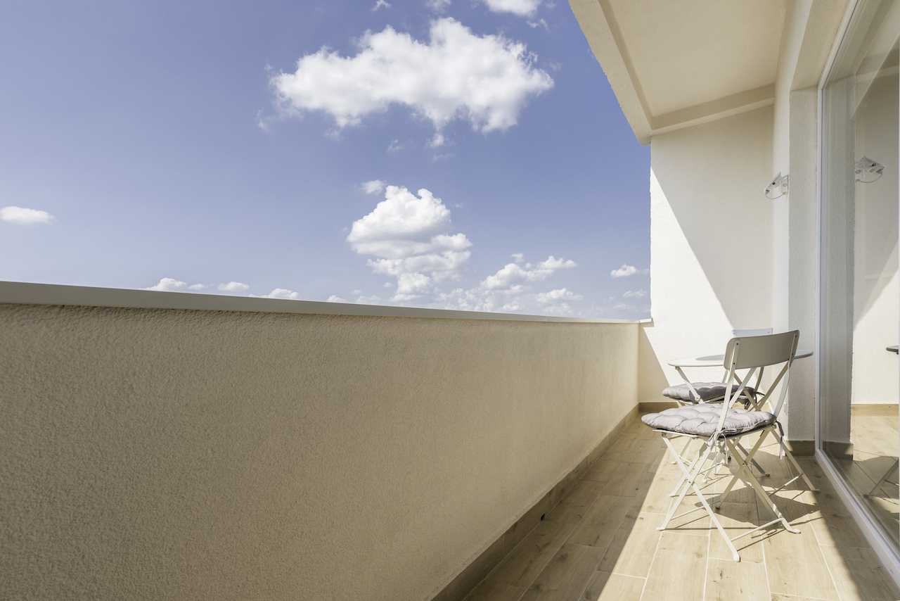 Terrace with two chairs by the sliding doors – Apartment Urban Zen – City Break Apartments