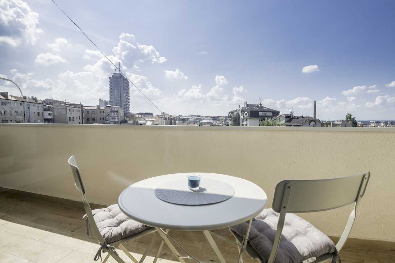 Terrace with panoramic city skyline view – Apartment Urban Zen – City Break Apartments