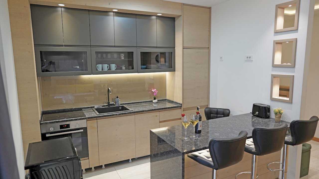 Apartment Vuk (Vuk's Monument, Belgrade) – modern kitchen with dining bar and bar stools