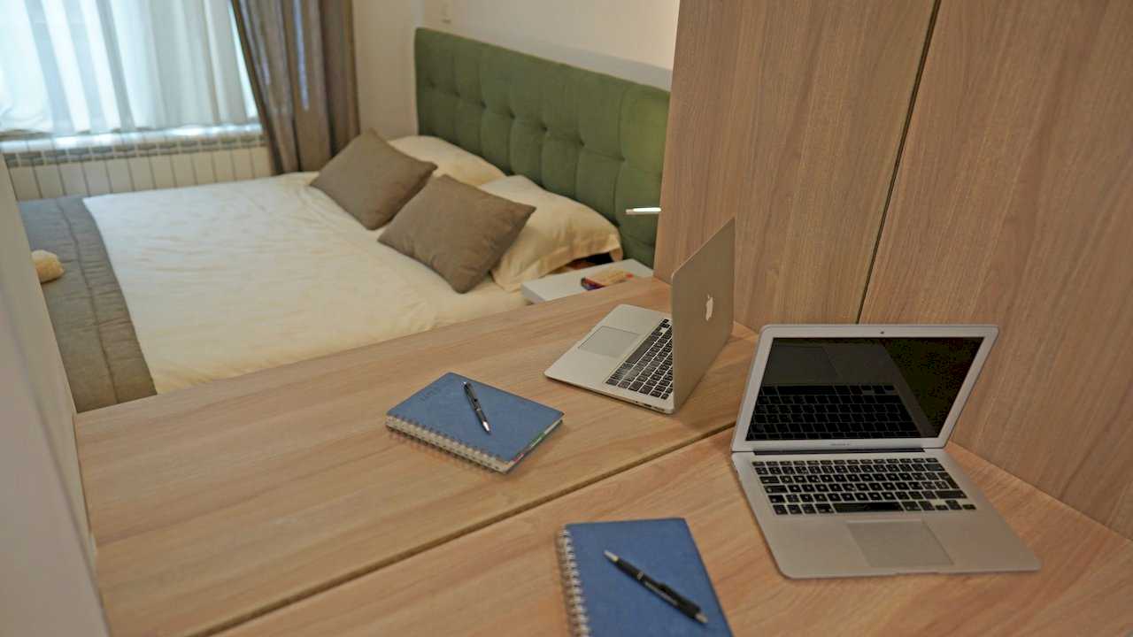 Apartment Vuk (Vuk's Monument, Belgrade) – bedroom with double bed, green headboard and desk