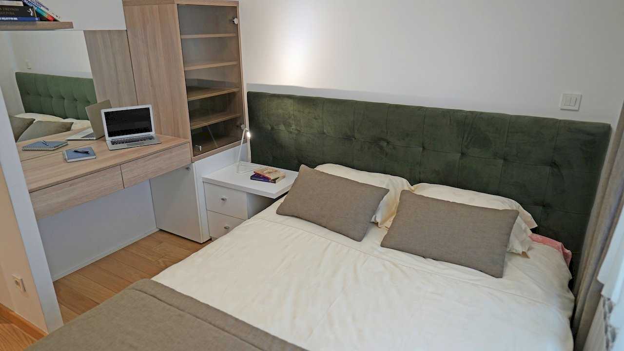 Apartment Vuk (Vuk's Monument, Belgrade) – bedroom with double bed, green headboard and work corner
